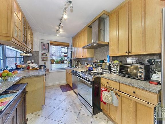 2nd image of 570 Grand St #G1002