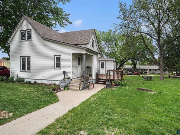 206 E 9th St, Dell Rapids, SD 57022