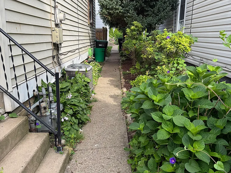 209 Rear 21 — Photo 28