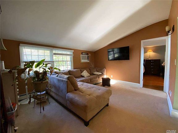 4th image of 11 Somers Ln