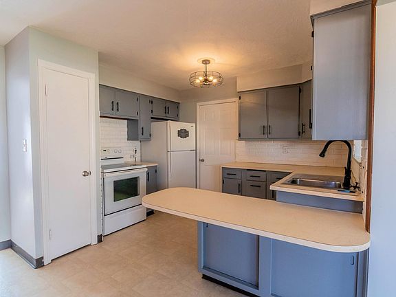3rd image of 5968 Louis Dr