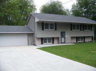 733 Suzanne Dr, Sandwich, IL 60548