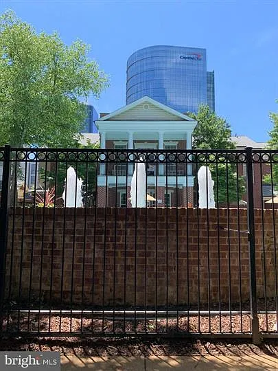 1 bed, 690 sqft, $1,900 — Photo 4