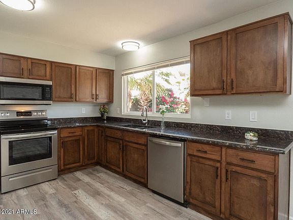 3rd image of 4003 S Potter Dr