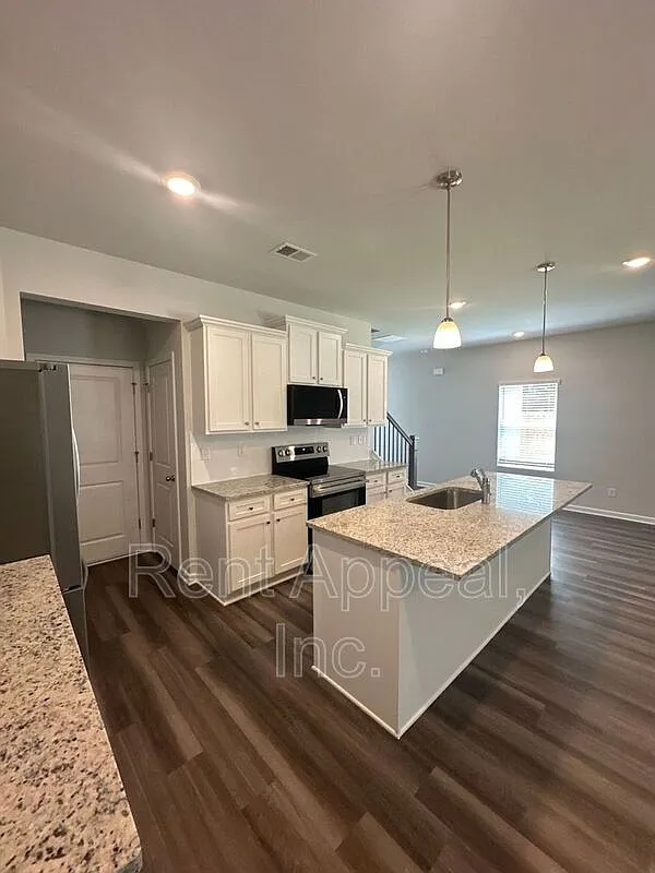 4 bed, 2.5 bath, 1805 sqft, $2,550 — Photo 2