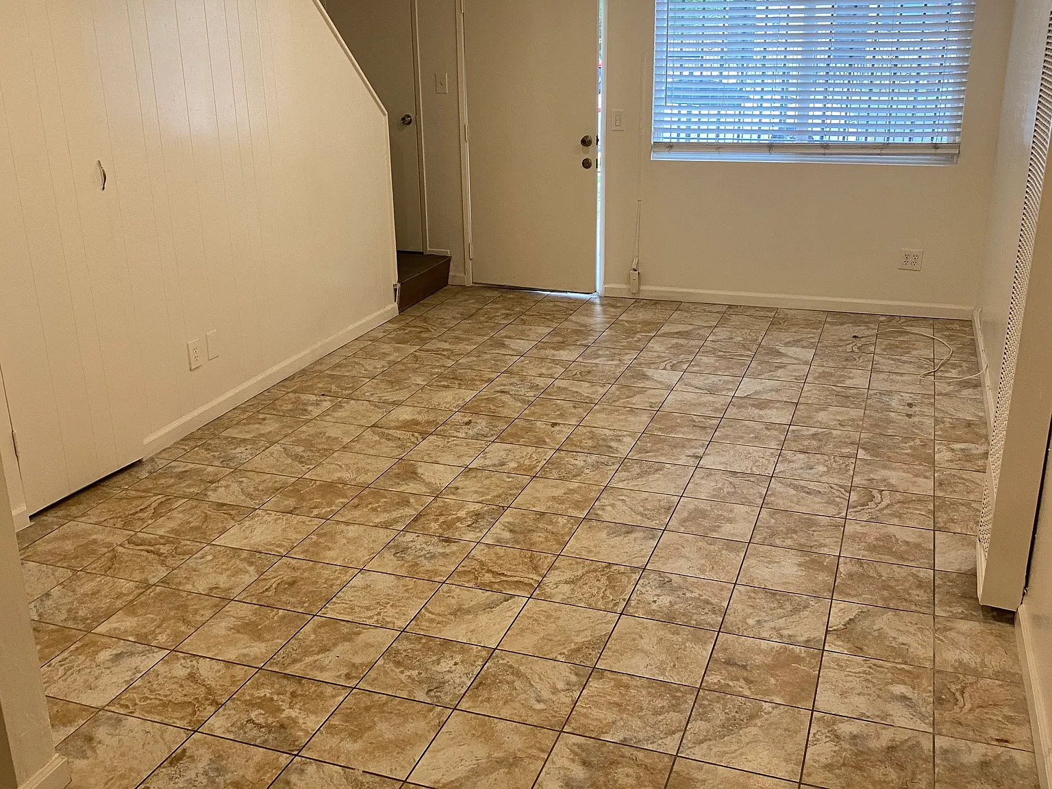 13935 S San Pedro St — Photo 2