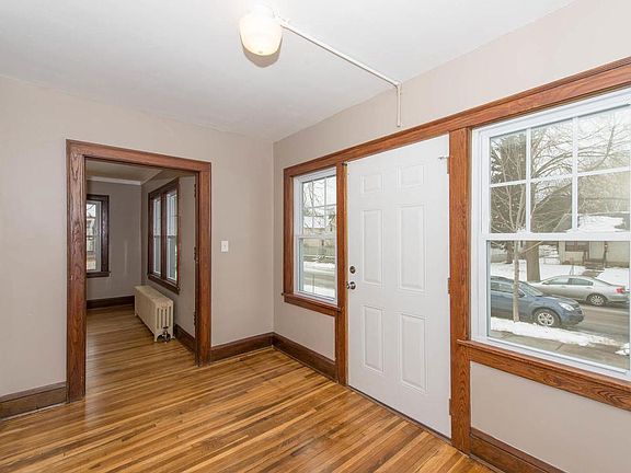 3rd image of 3622 Queen Ave N