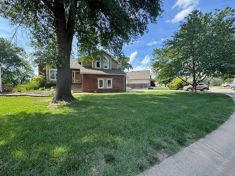 2126 E Country View Dr — Photo 2