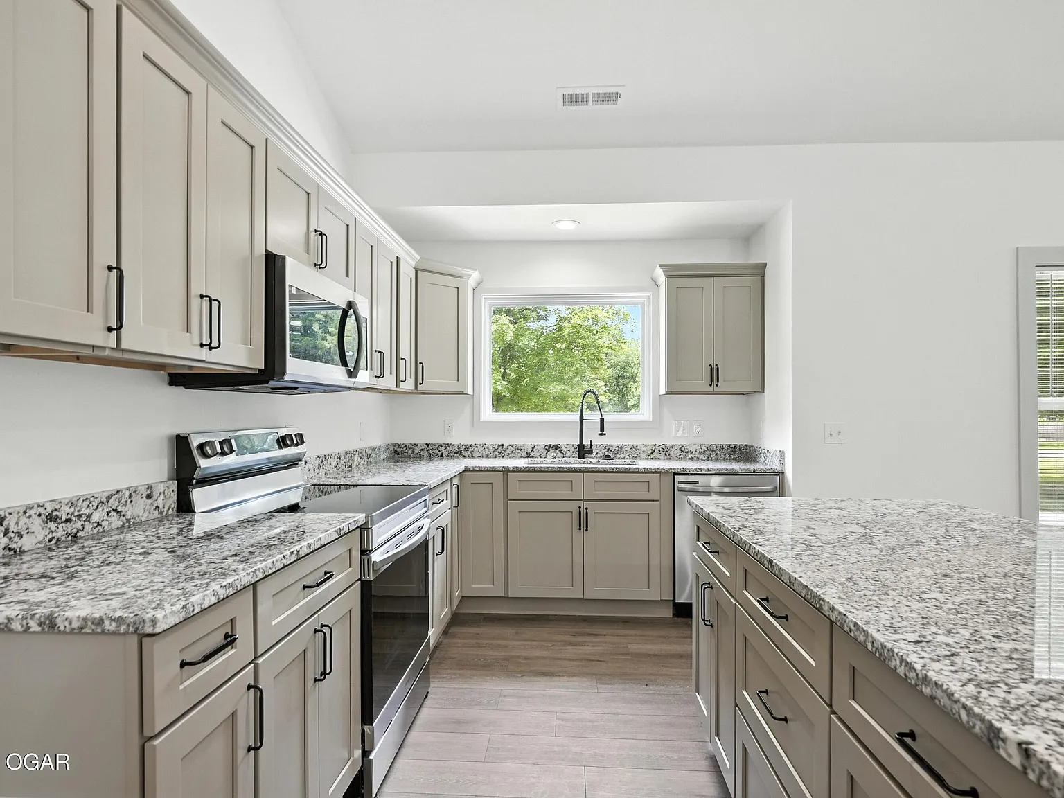 4 bed, 3.5 bath, 2435 sqft, $2,500 — Photo 4