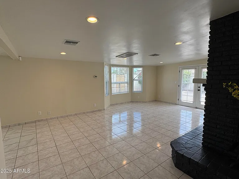 5502 W Frier Dr — Photo 10