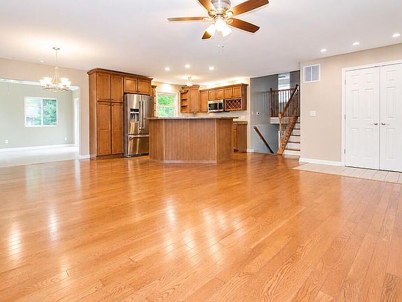 5th image of 602 Greentree Dr