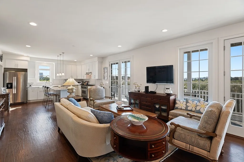 Near Beach And Village Of Westhampton Beach With Bay Views — Photo 4