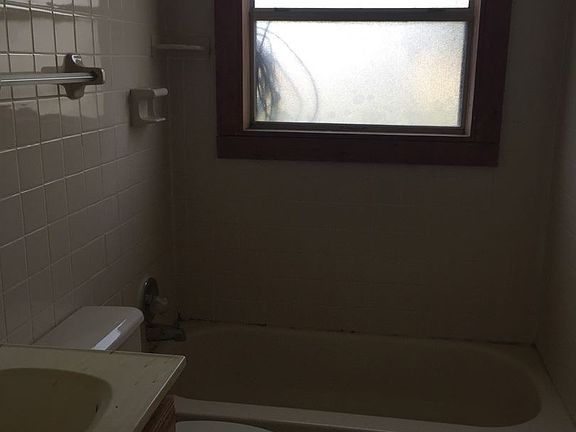 5th image of 921 E 14th St