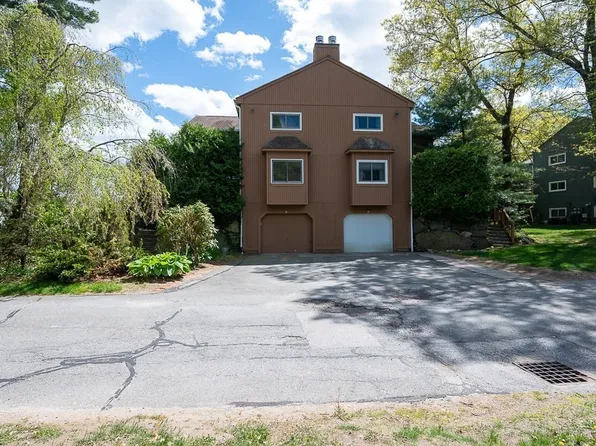 2 Loyalist Dr, Uxbridge, MA 01569