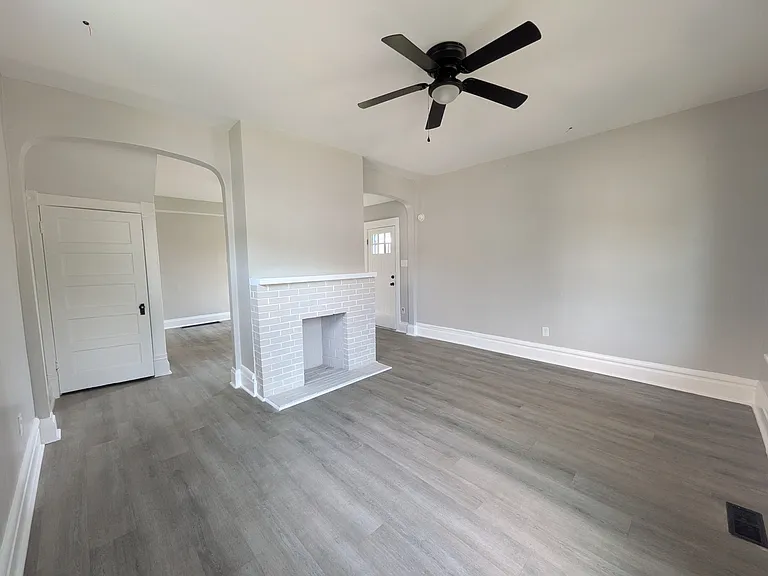 473 E Markison Ave — Photo 2