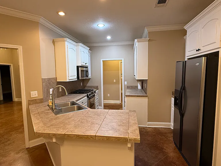 644 Huntington Dr — Photo 10