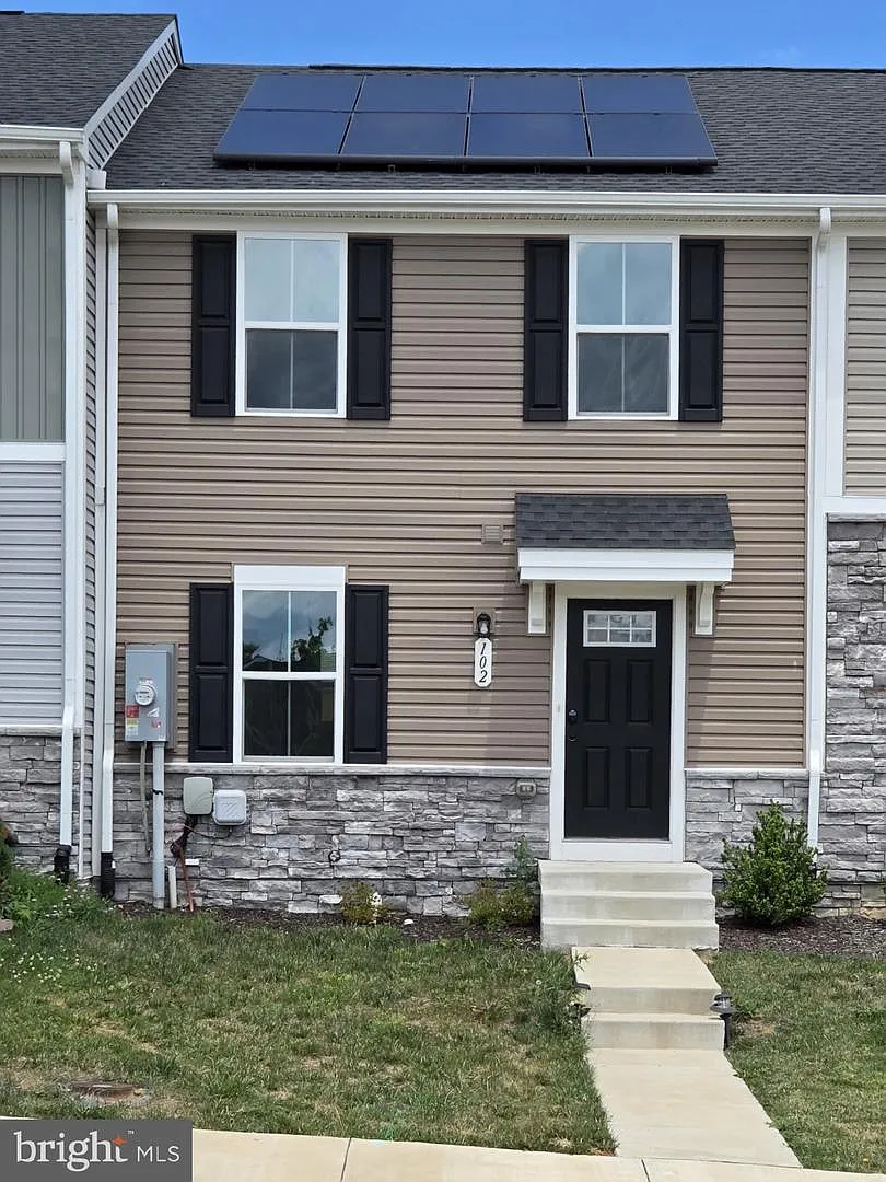 3 bed, 2.5 bath, 1240 sqft, $1,900 — Photo 1
