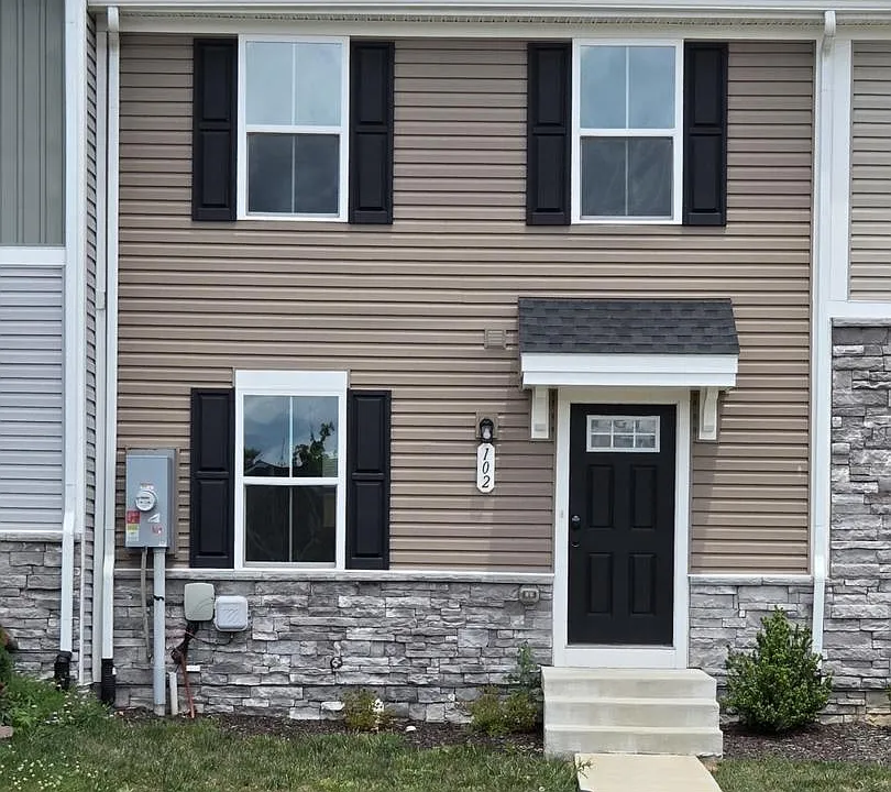 102 Spring Pl
