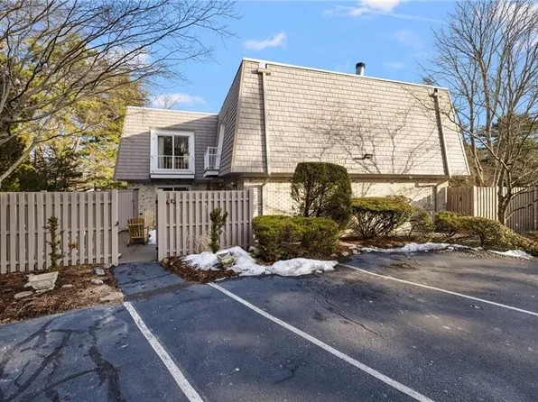 5 Caddy Rock Rd APT A, North Kingstown, RI 02852