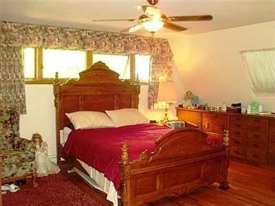 3rd image of 216 Hillcrest Dr