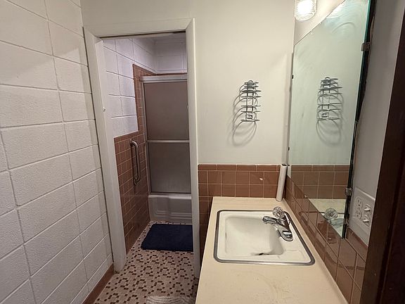 5th image of 1355 E Main St #37