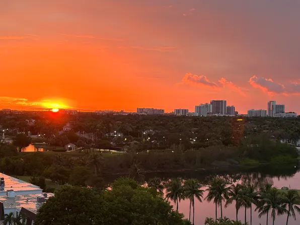 1000 Parkview Dr, Hallandale Beach, FL