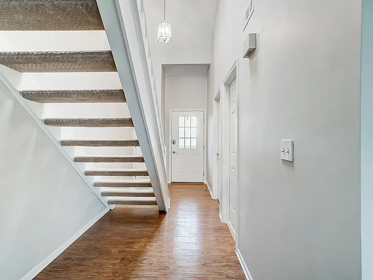 1804 Cliffview Ln — Photo 3
