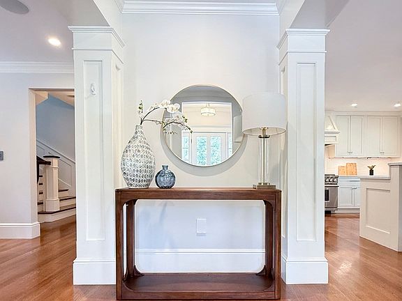 5th image of 35 Willard St