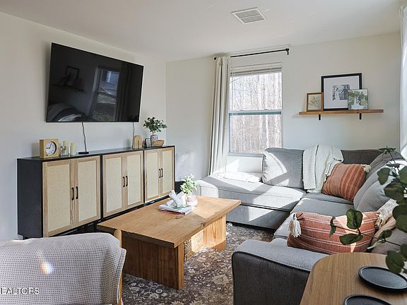 3rd image of 1104 Stony Point Rd