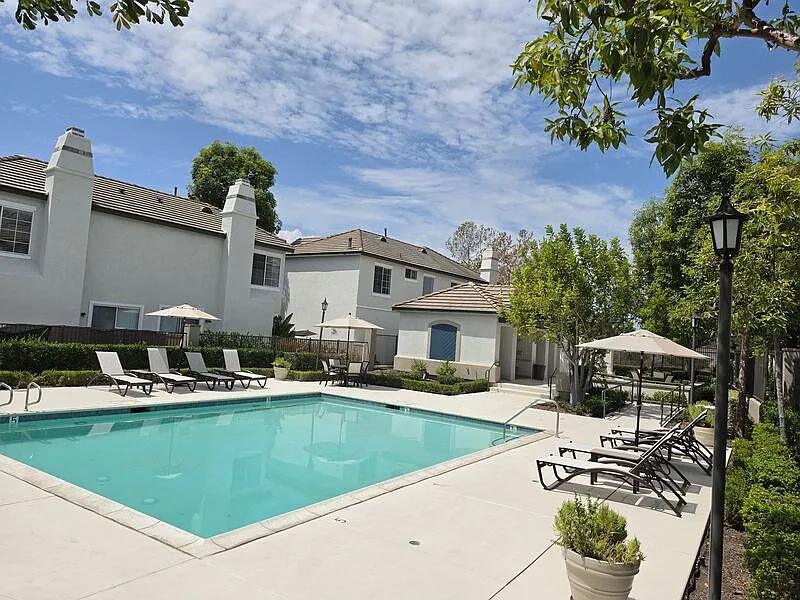 4 bed, 2.5 bath, 1696 sqft, $4,800 — Photo 1
