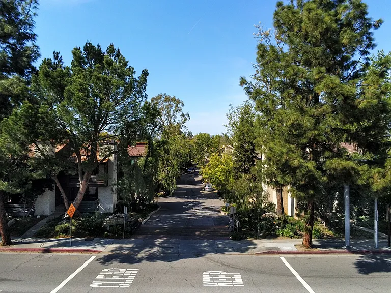21931 Burbank Blvd #17 — Photo 29