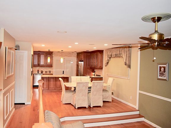 4th image of 146 Stroud Ave