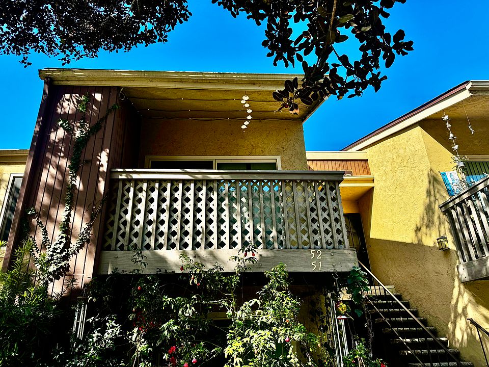 BALCONY FACADE.