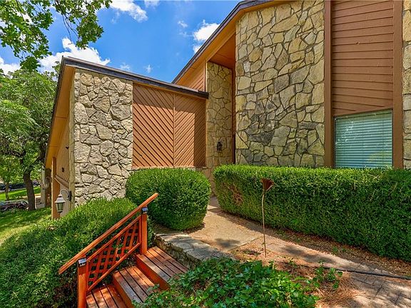 4th image of 2104 W Melody Ln