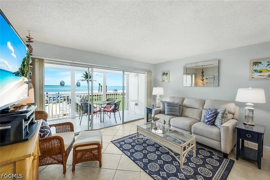 2 bed, 2.0 bath, 944 sqft, $3,400 — Photo 2