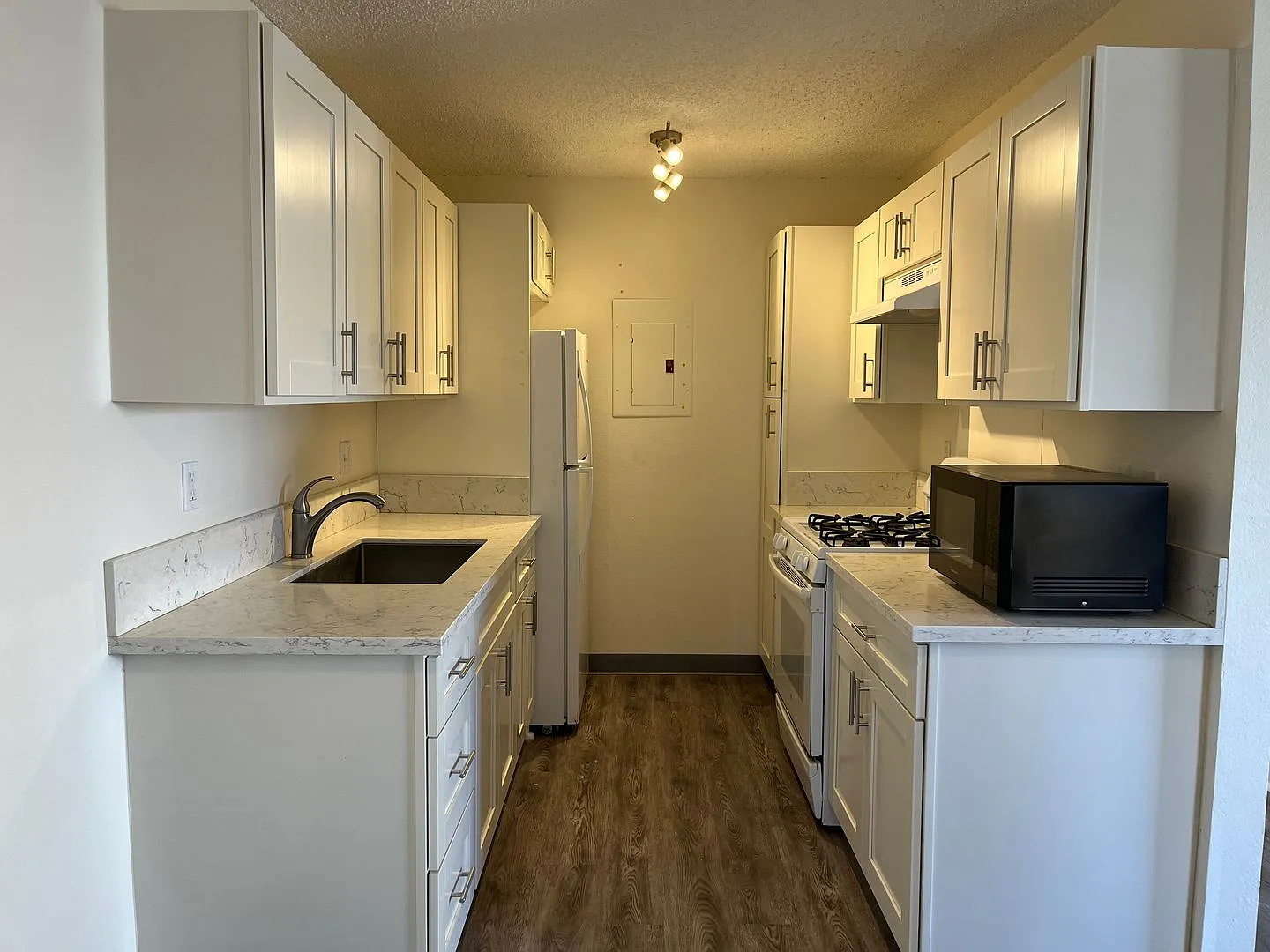 Palm Villas Townhouse - Ground Floor Unit - 2 bedroom, 1.5 bath, 2 parking - Avail 10/1/26 — Photo 2