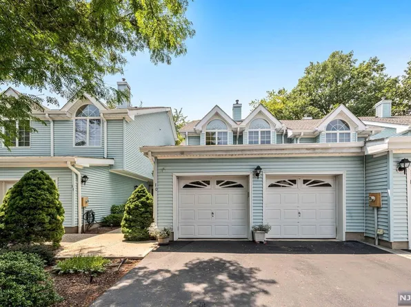 10 Foxwood Sq S, Westwood, NJ 07675