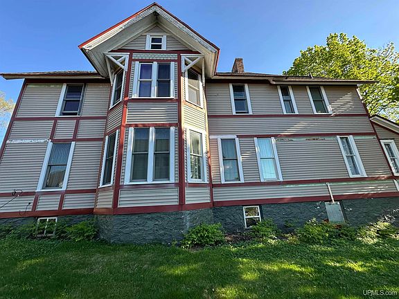 2nd image of 115 Oak St