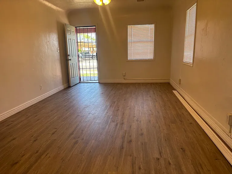 317 E Maple St — Photo 5