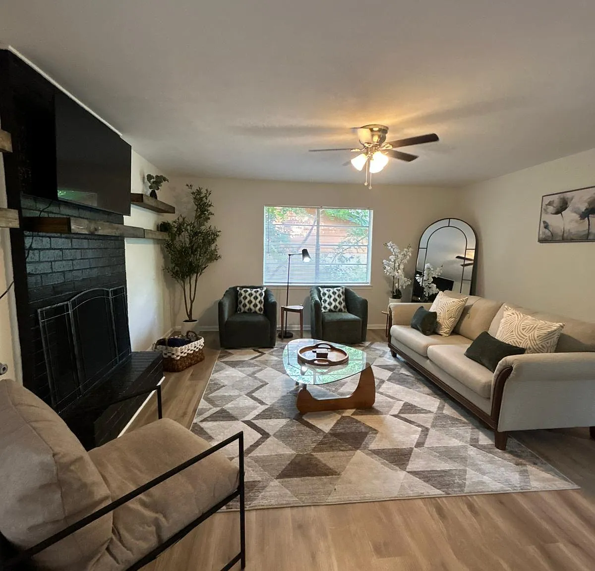 5 bed, 2.5 bath, 1838 sqft, $5,000 — Photo 4
