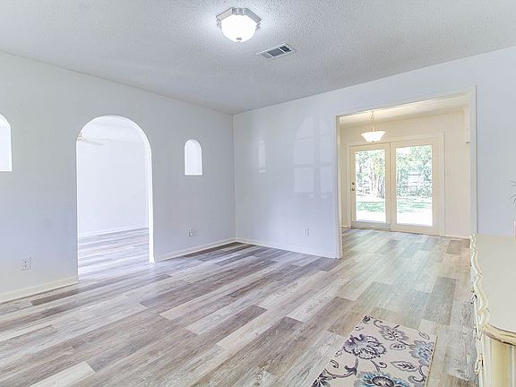 5th image of 705 Shirley Dr