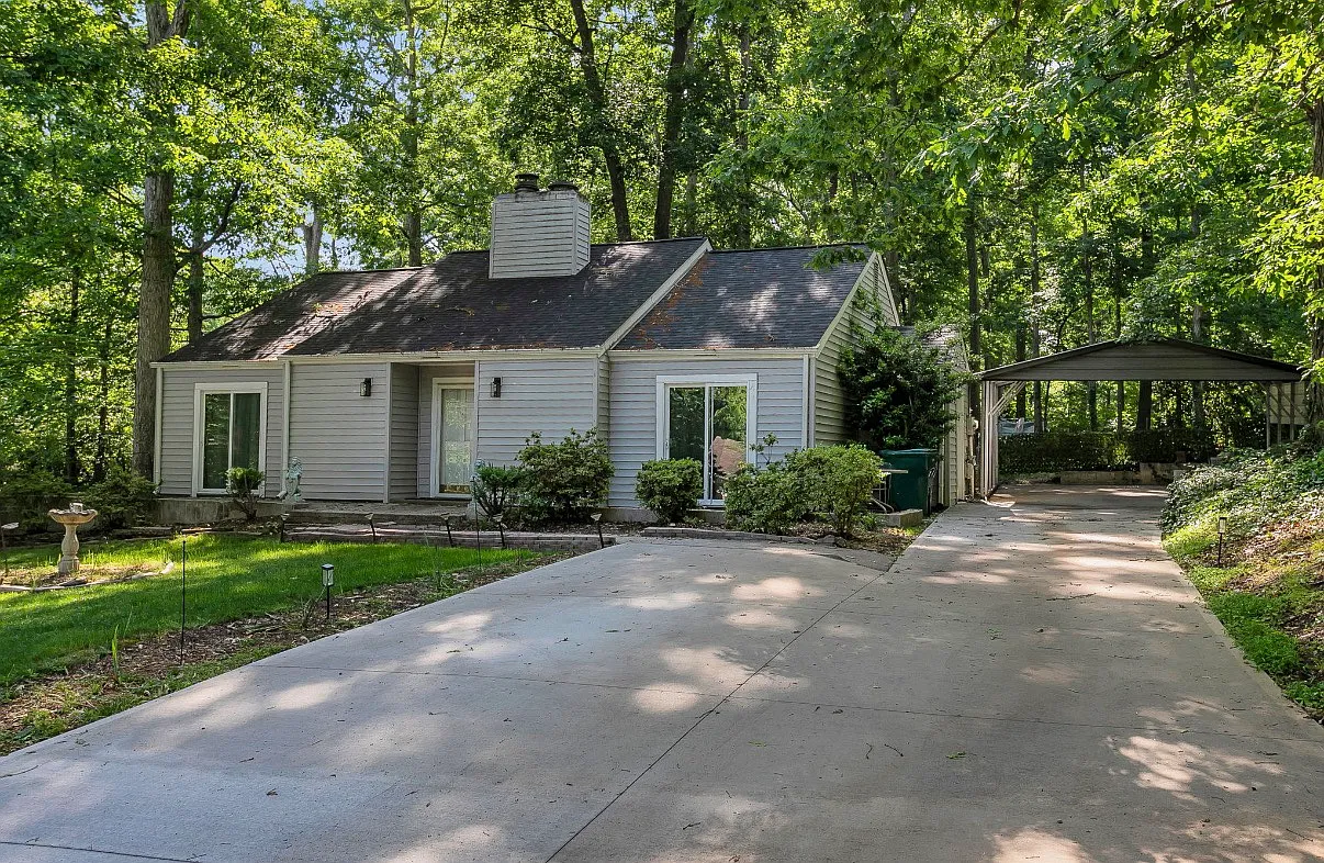 105 Fernande Dr — Photo 2