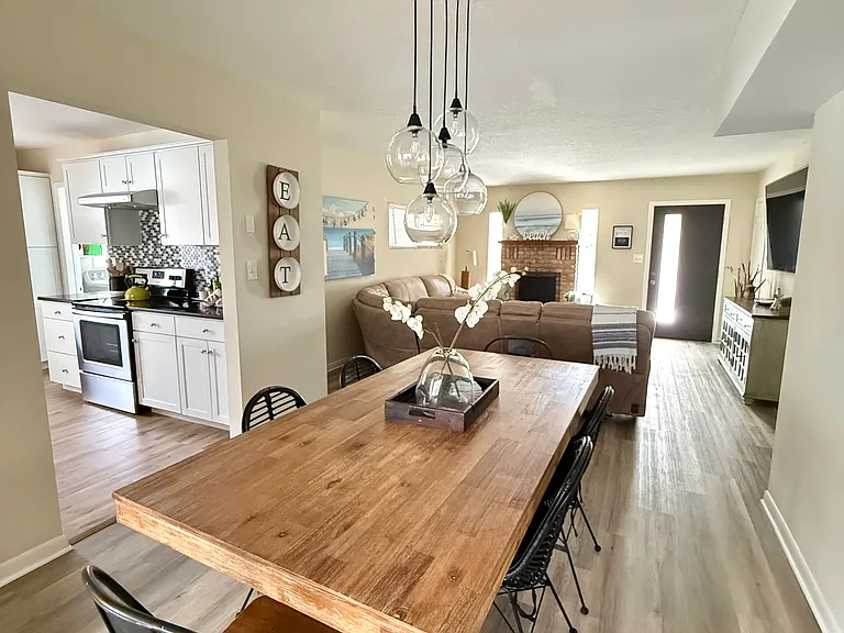 205 Driftwood Dr W — Photo 3