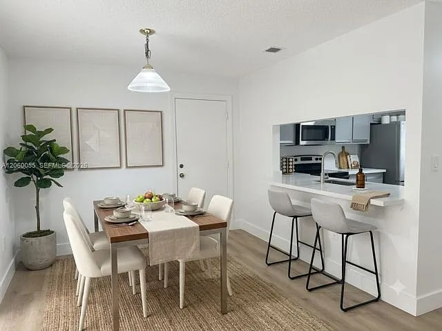 3 bed, 2.5 bath, 1449 sqft, $3,200 — Photo 3