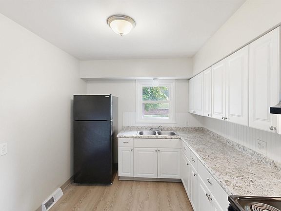 5th image of 2618 S 33rd St