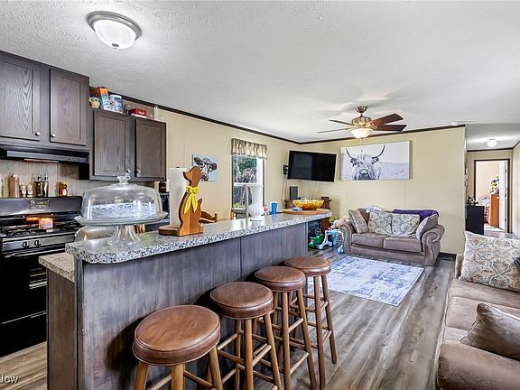 5th image of 1049 S Park Dr