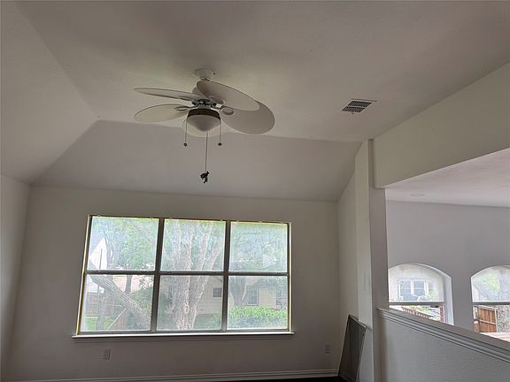 4th image of 2105 Woodview Dr
