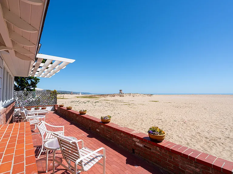2124 E Oceanfront — Photo 2