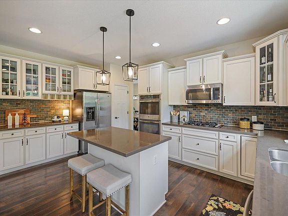 5th image of 2442 Lacy Ln