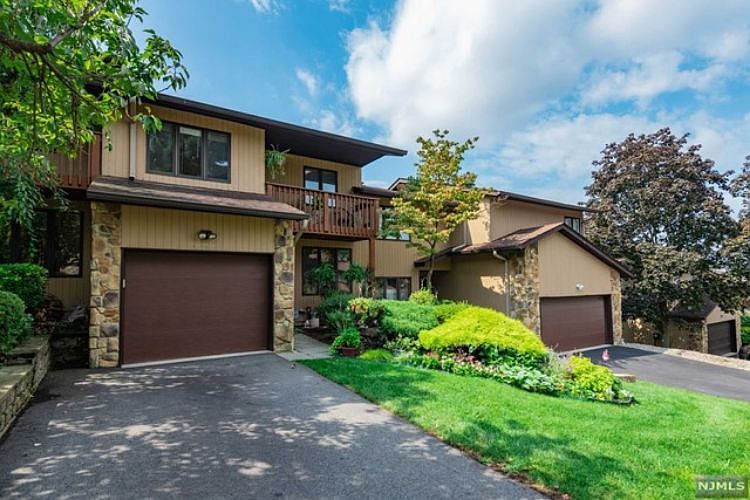 1st image of 8 Wedgewood Dr